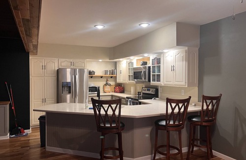 Nauvoo House | Large home with 35+ guests : 10 Minutes from Nauvoo