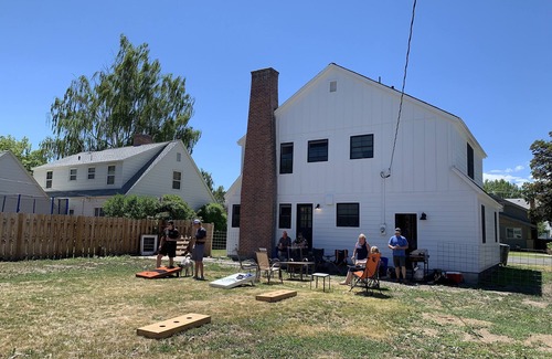 Baker City House | Large House 2 Blocks from Downtown Baker, large yard, and garage 4BED/2 BTH