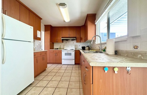 Richmond House | Large House 4 Bedrooms with Kitchen & Laundry Near YVR Airport & Transit