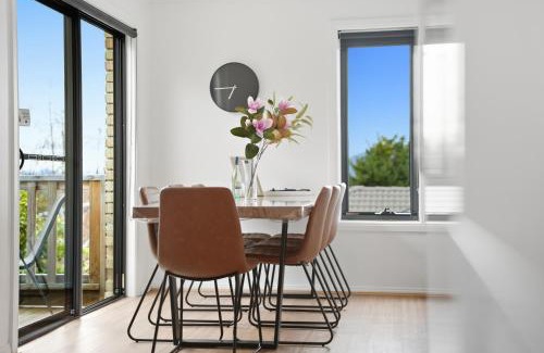 Lenah Valley House | Large House, Centrally Located With Amazing Views
