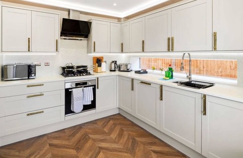 Rushmoor District House | Large House, Contractors/Families, 2X Free Parking