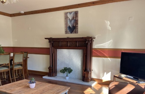 Bramcote House | LARGE HOUSE - CONTRACTORS - CLOSE TO M1