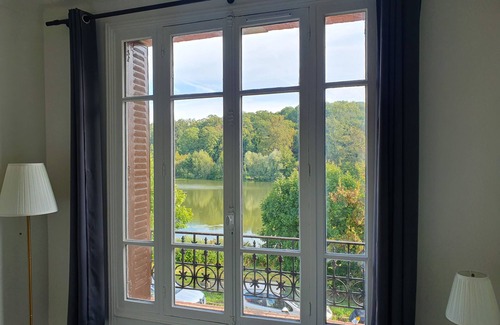 Velizy-Villacoublay House | Large house on the edge of a pond 20 minutes from Paris