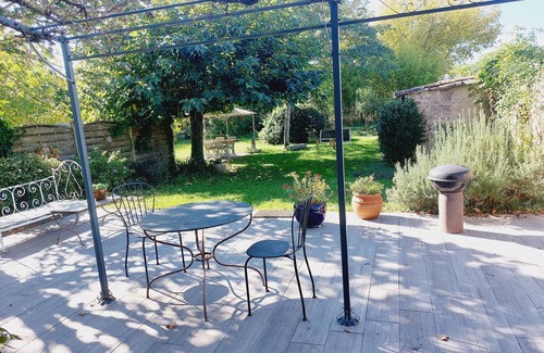 Villandraut Villa | Large house in a village on the edge of a forest