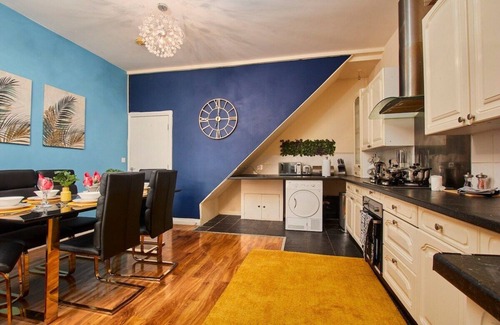 Heaton Apartment | Large House in Newcastle City Centre - Sleeps 12