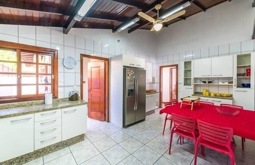 Jurere Internacional House | LARGE HOUSE P/12, 4 BEDROOMS (2 SUITES), wifi, 350 m from the sea. SHARE IN 12 TIMES