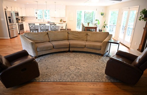 Athens House | Large House, Room to Roam, 5BR Sleeps 12 in Athens