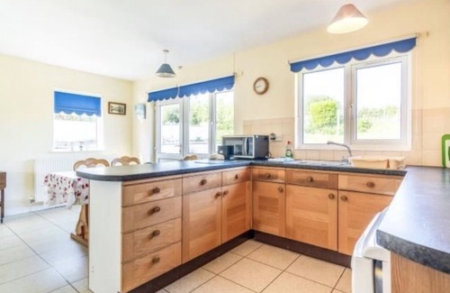 Garn Fadryn House | Large house, sleeps 10 on Beach Road, opposite The Cliffs, 250 yds from beach.