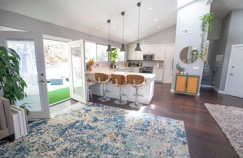 University City House | Large House with Jacuzzi, Sauna, Ping pong, Large yard - 6 minutes to Beach