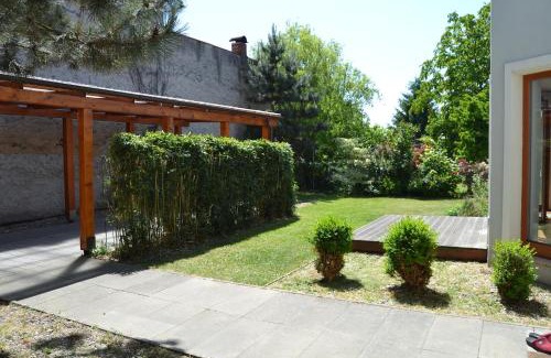 Uvaly Villa | Large house with parking, 30 min to Prague center