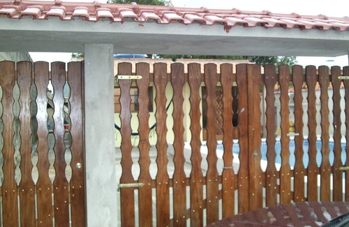 Peruibe House | Large house with pool and barbecue, 4 parking spaces, total security.