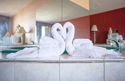 Henderson Hotel | Large Jetted Tub Suite at Envi Boutique Hotel