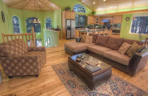 North Upper Truckee House | Large Kitchen, Hot Tub, Great House (COH1669)
