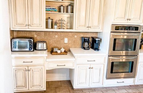 Deatsville House | Large Lake House Sleeps 18+ on Lake Jordan 4 Bedroom 3 Bathroom, Boat Dock, Deck