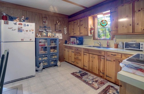 Bayfield House | Large Lake Retreat, Pets Allowed, Perfect For Family's!