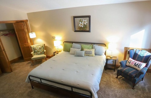 Lake Cottage | Large lakefront house with indoor pool & hot tub!