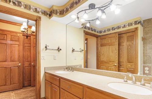 Lake Cottage | Large lakefront house with indoor pool & hot tub!