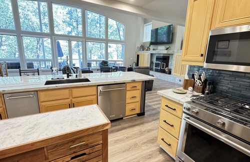 Lakehead House | Large Lakefront Paradise, 4000+ Sq Feet, Hot Tub - Shasta Lakeshore Retreat #19