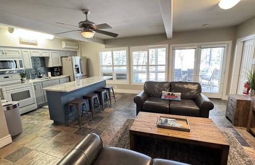 Lakehead House | Large Lakefront Paradise, 4000+ Sq Feet, Hot Tub - Shasta Lakeshore Retreat #19