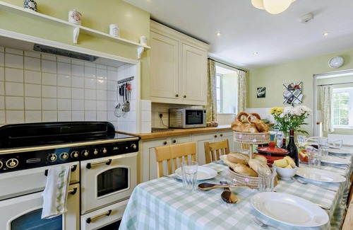 Ford House | Large, Lovely 1814 Farmhouse, Renovated & Modernised. Large Spacious Rooms