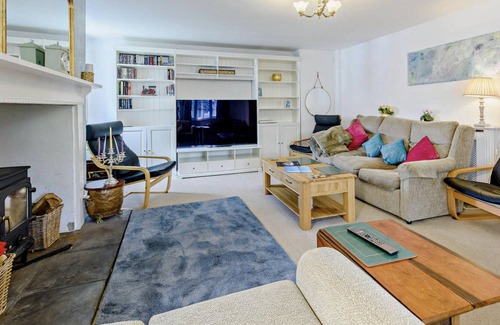 Ford House | Large, Lovely 1814 Farmhouse, Renovated & Modernised. Large Spacious Rooms