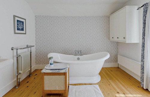 Ford House | Large, Lovely 1814 Farmhouse, Renovated & Modernised. Large Spacious Rooms