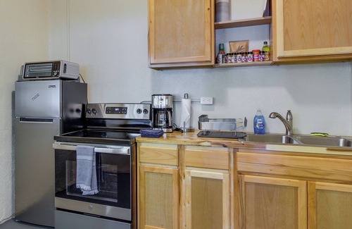 Oakridge Apartment | Large Loft-Style Studio in Uptown Oakridge