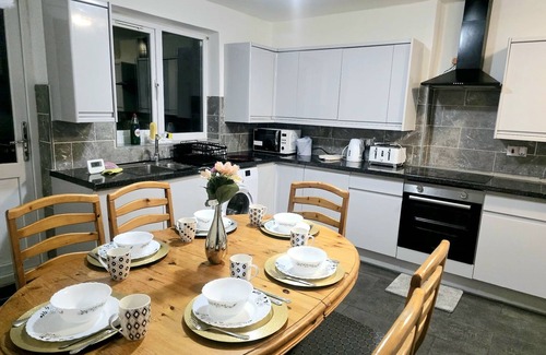 Plaistow South House | Large London 6 bedroom home away from home. Free parking, free WiFi.