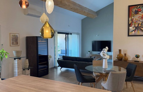L'Isle-sur-la-Sorgue Apartment | Large luxury apartment Private parking/terrace