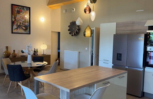 L'Isle-sur-la-Sorgue Apartment | Large luxury apartment Private parking/terrace