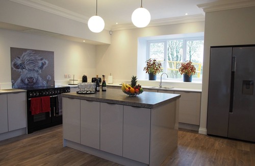 Mauchline House | ★Large Luxurious Farm House★ Private Courtyard★ Games Room ★BBQ Pavilion