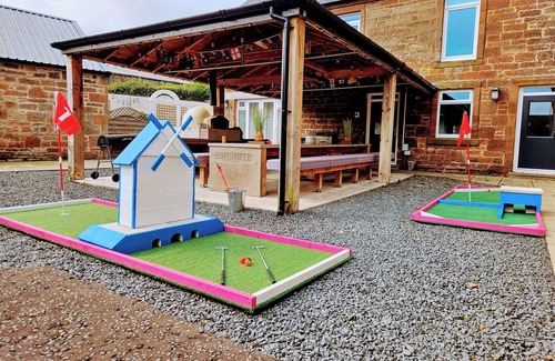 Mauchline House | ★Large Luxurious Farm House★ Private Courtyard★ Games Room ★BBQ Pavilion