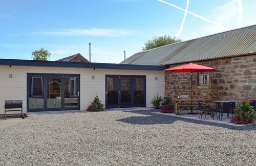 Mauchline House | ★Large Luxurious Farm House★ Private Courtyard★ Games Room ★BBQ Pavilion