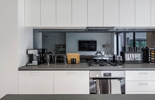 Prahran Apartment | Large Luxurious Prahran Ground Apartment. Large Courtyard!