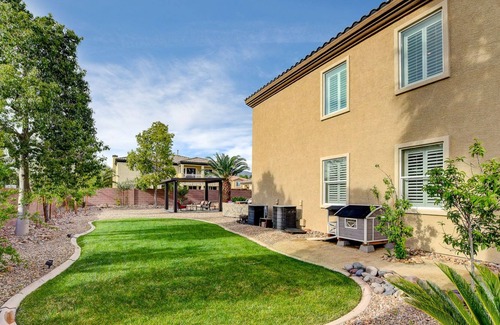 Las Vegas House | Large luxury 5 bedroom home w/ resort style backyard.
