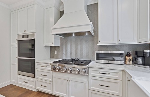 Arnold House | Large Luxury 5-bedroom house in charming St. Louis, MO with amazing bathrooms!