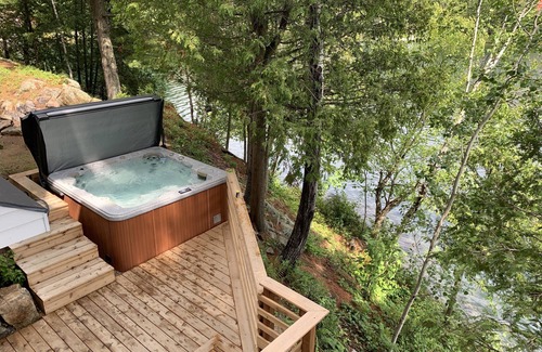 Labelle House | Large luxury cottage with hot tub sauna high speed Internet near Mont-Tremblant