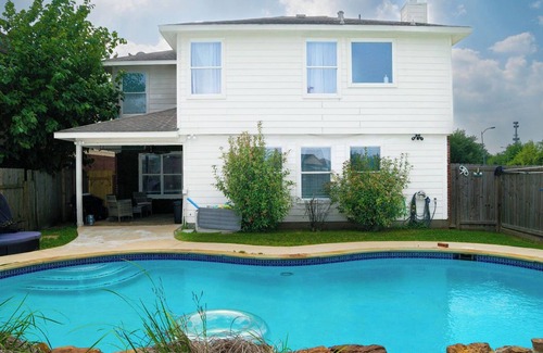 Northeast Houston House | Large Luxury Home in Houston with a Pool