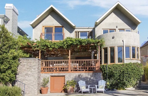 Pacific Palisades House | Large luxury home with heated pool. Near Palisades village, beaches and bluffs!