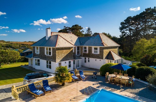 Helford Passage House | Large luxury home with pool