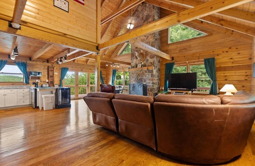 Zoe Cabin | Large Luxury Log Cabin, Sleeps-13, Spectacular view! Loaded with ammenities!