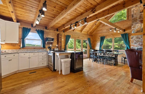 Zoe Cabin | Large Luxury Log Cabin, Sleeps-13, Spectacular view! Loaded with ammenities!