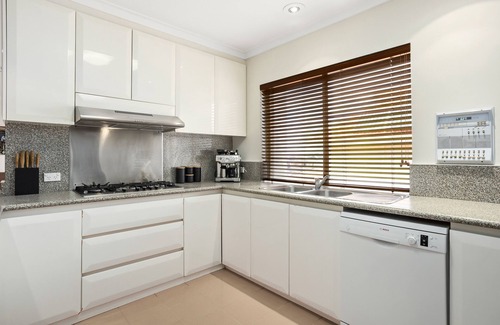 Dianella House | LARGE LUXURY MANSION SLEEPS 15 + POOL