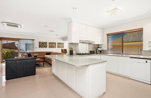 Dianella House | LARGE LUXURY MANSION SLEEPS 15 + POOL