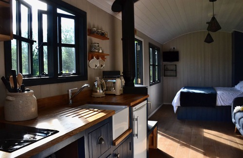 Belluton Cabin | Large Luxury Shepherds Hut with Hot Tub near Bath
