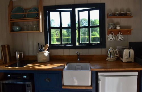 Belluton Cabin | Large Luxury Shepherds Hut with Hot Tub near Bath