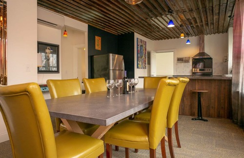 St. Johns Apartment | Large, Luxury Two Bedroom w/Health Club in a Fun Neighborhood