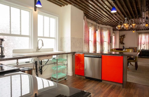 St. Johns Apartment | Large, Luxury Two Bedroom w/Health Club in a Fun Neighborhood