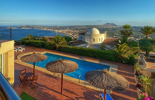 Aduanas Villa | Large luxury villa with spectacular seeview, for 8 persons.