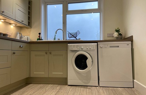 Netley Apartment | Large modern 2 Bedroom Apartment with Sofa Bed